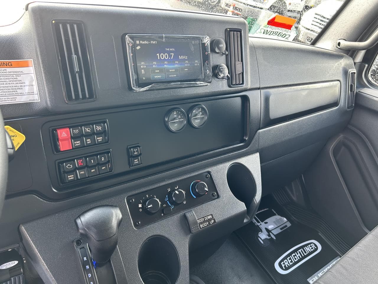 2025 Freightliner M2 106 — photo 8