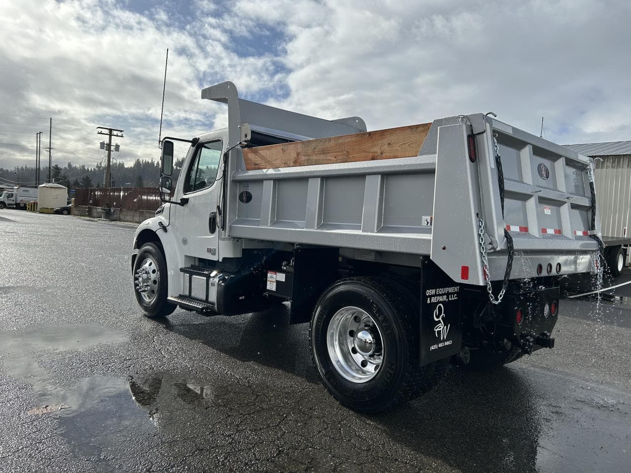 2025 Freightliner M2 106 — photo 2