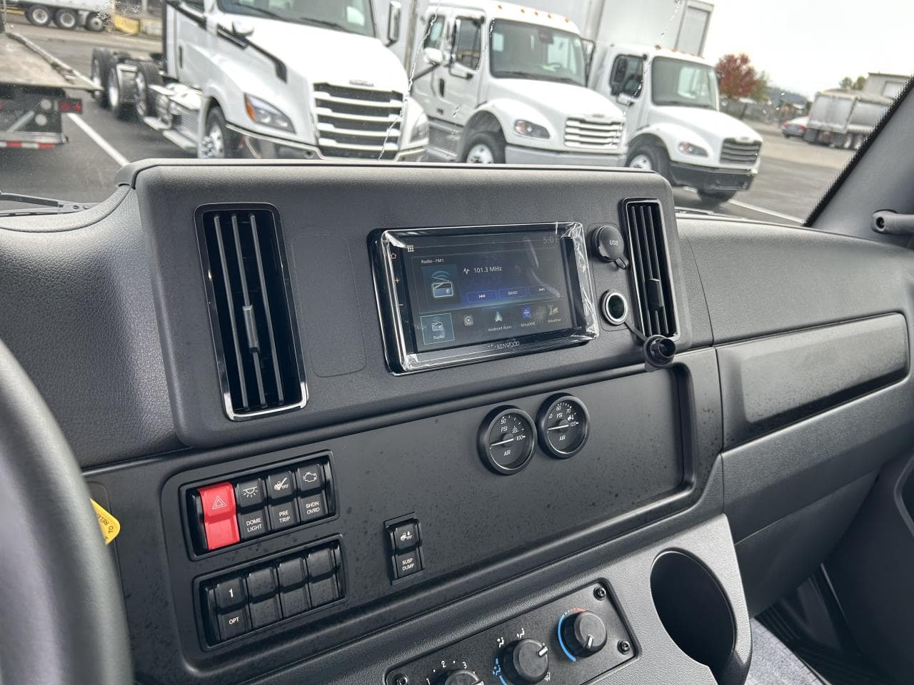 2025 Freightliner M2 106 — photo 7