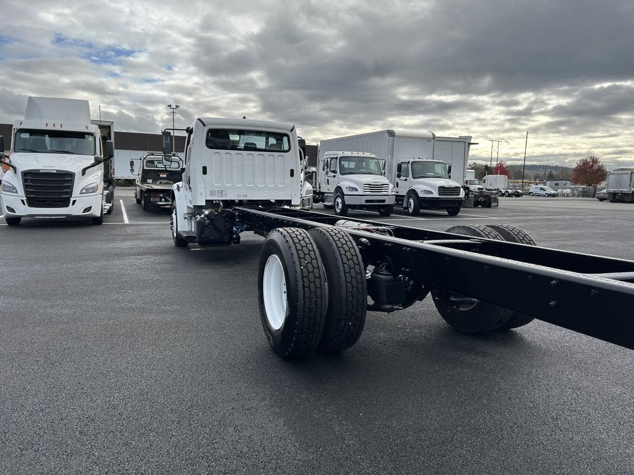 2025 Freightliner M2 106 — photo 2