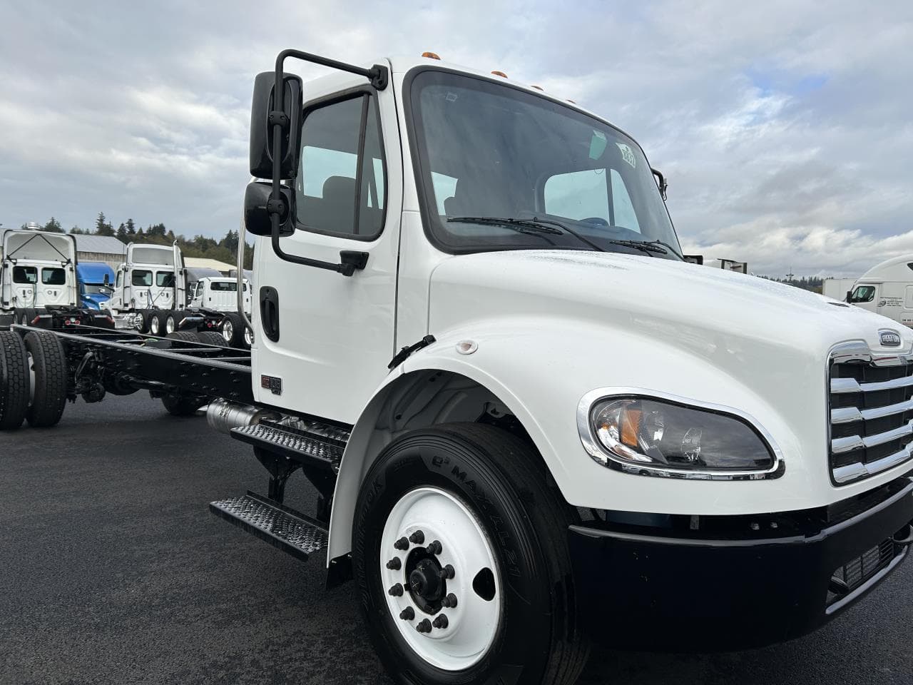 2025 Freightliner M2 106 — photo 4