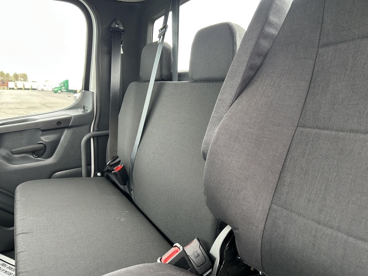 2025 Freightliner M2 106 — photo 6