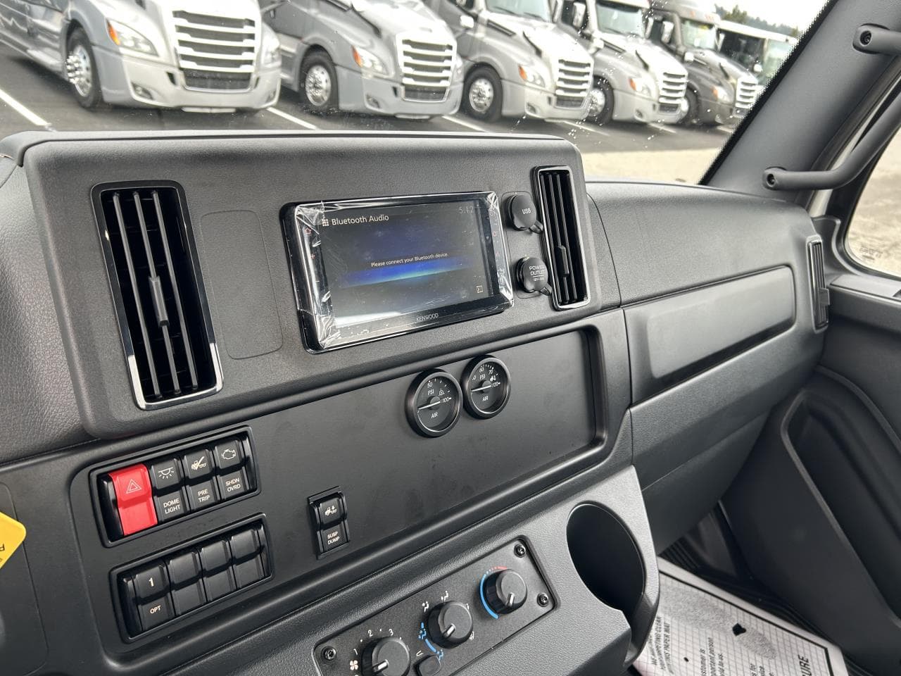 2025 Freightliner M2 106 — photo 7