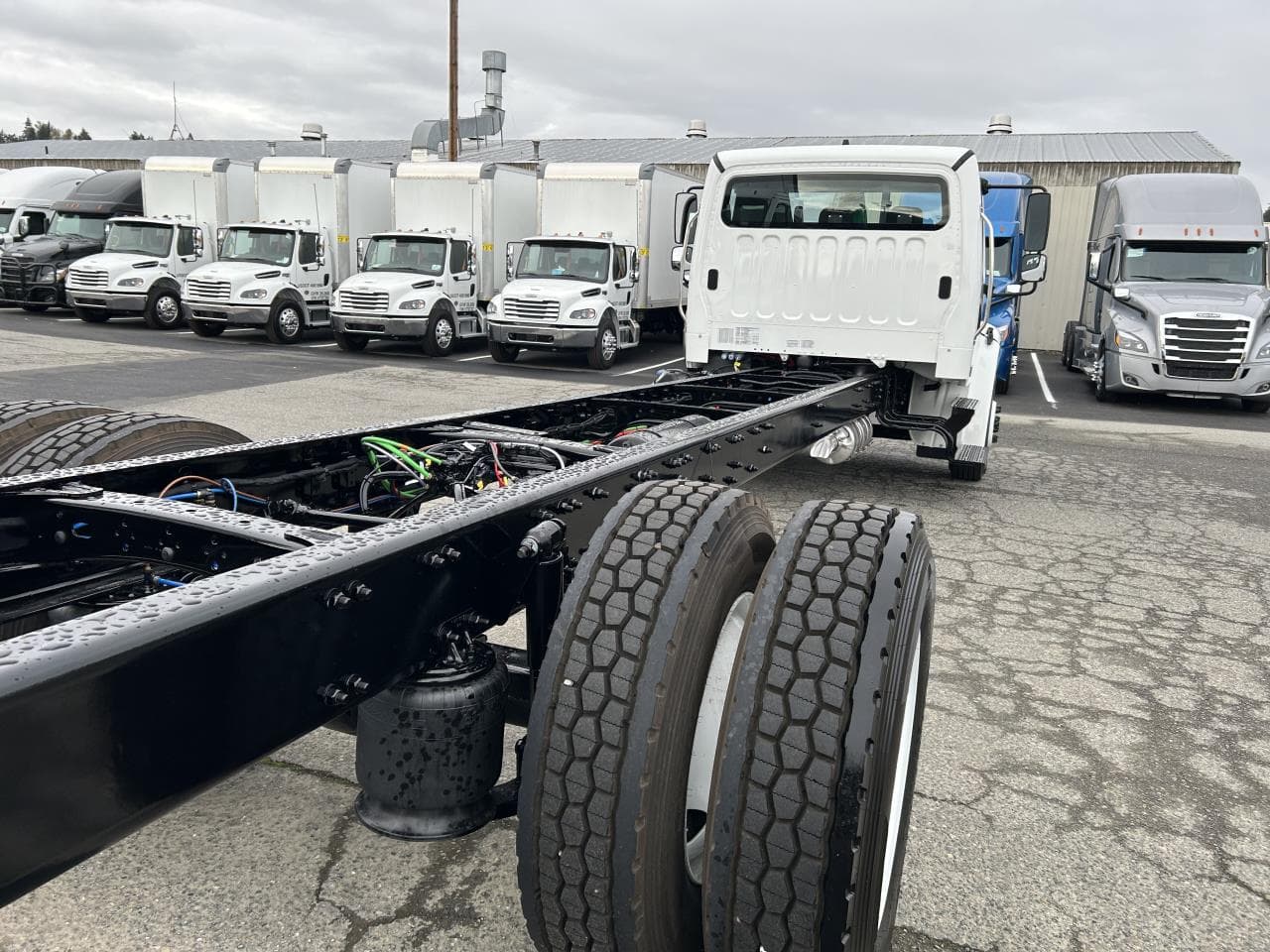 2025 Freightliner M2 106 — photo 3