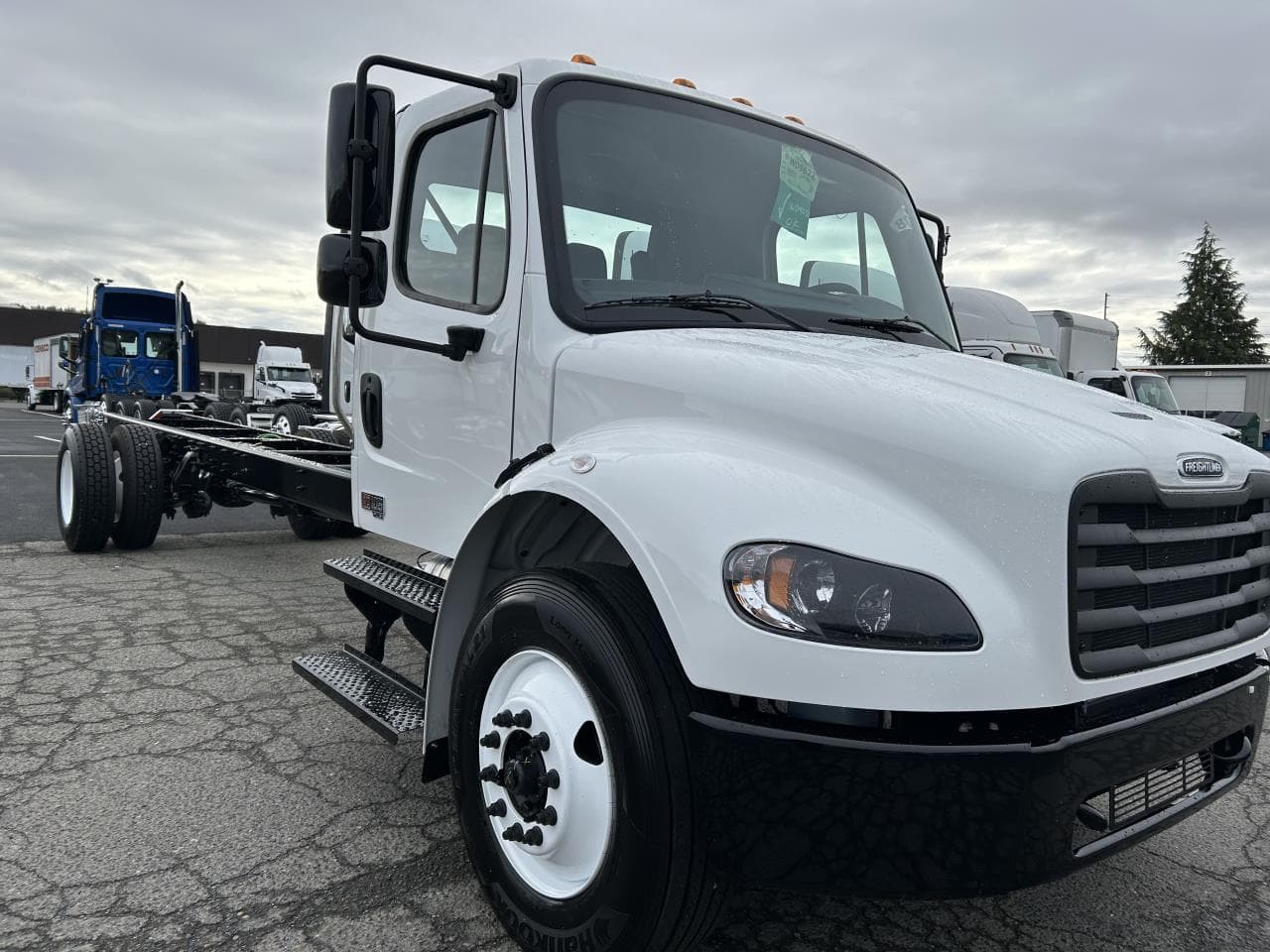 2025 Freightliner M2 106 — photo 4