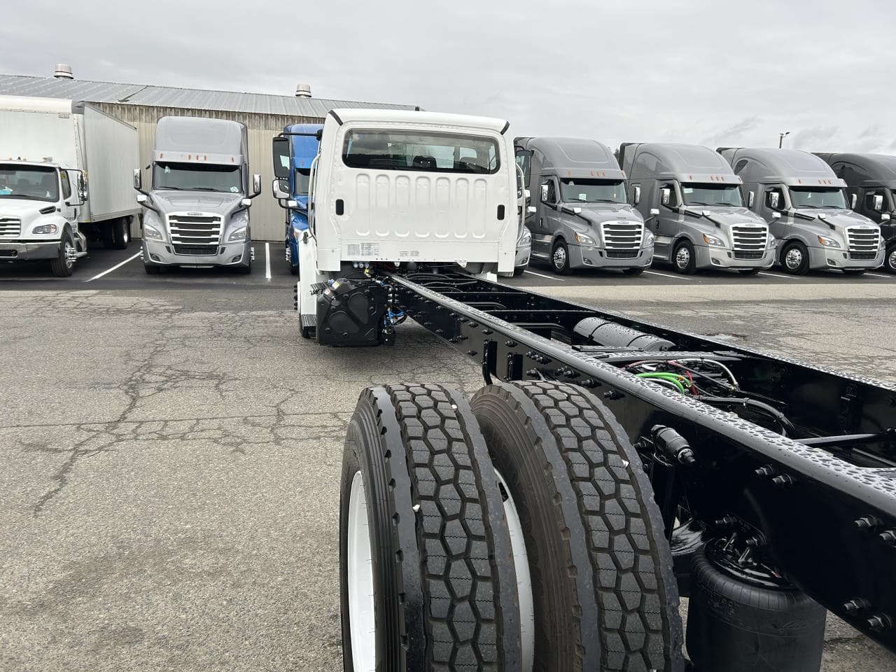 2025 Freightliner M2 106 — photo 2
