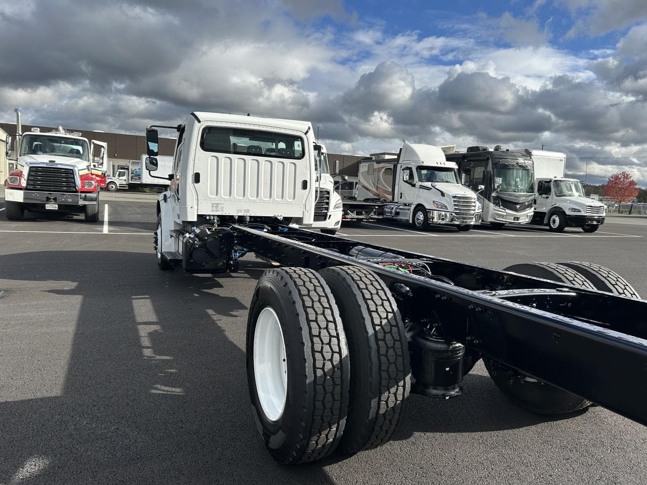 2025 Freightliner M2 106 — photo 2