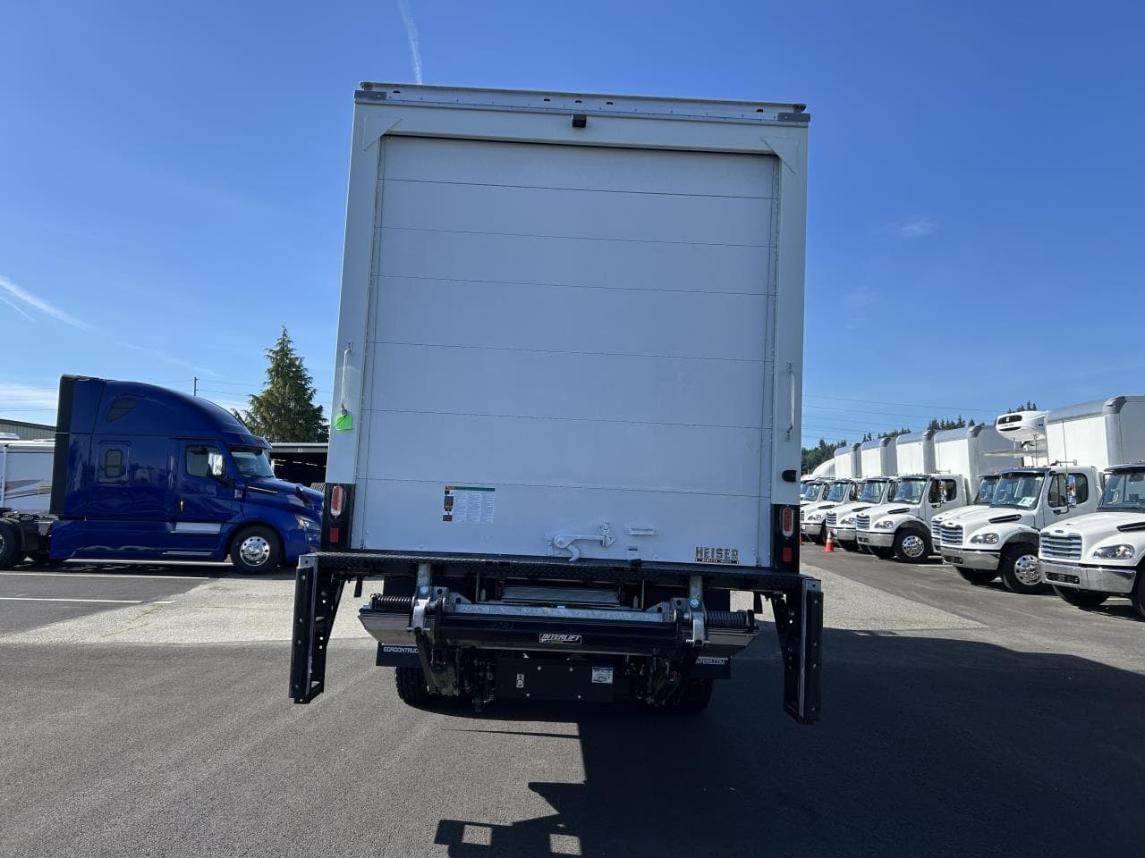 2025 Freightliner M2 106 — photo 3