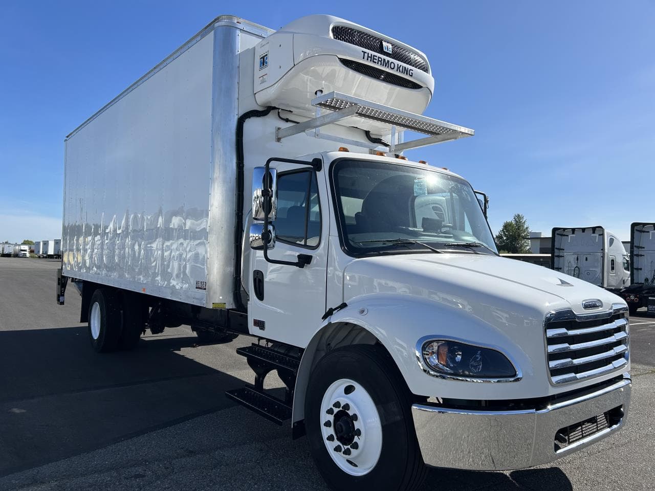 2025 Freightliner M2 106 — photo 5