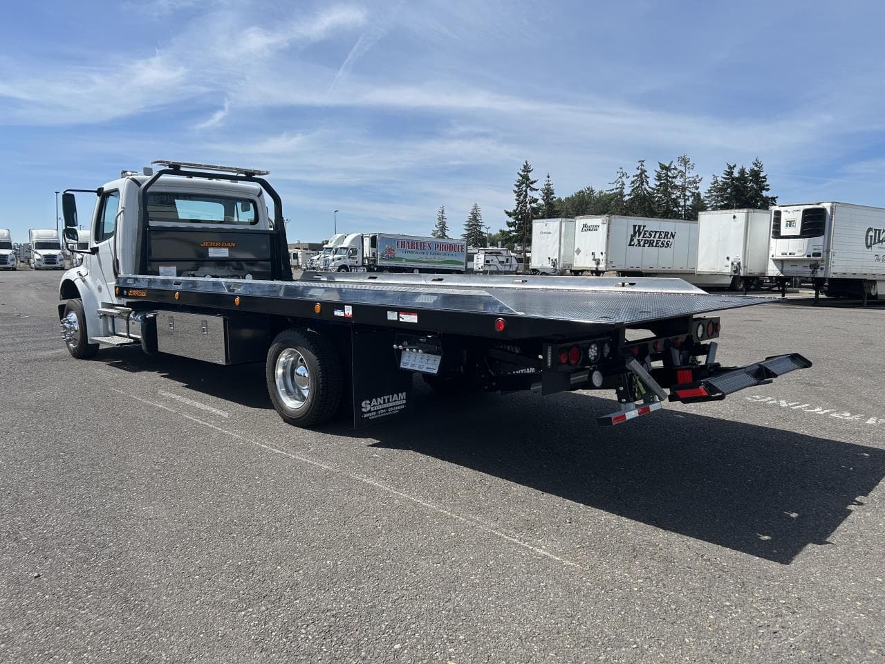 2025 Freightliner M2 106 — photo 3