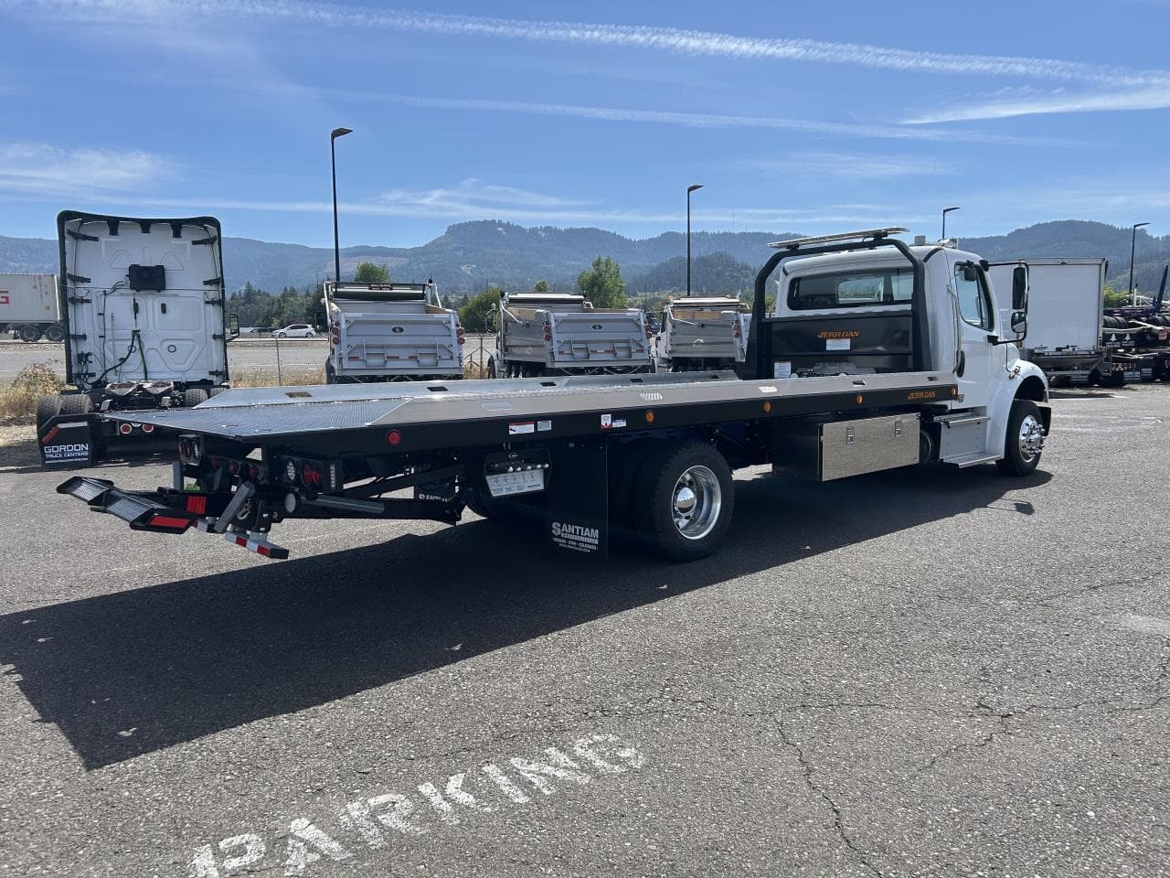 2025 Freightliner M2 106 — photo 4