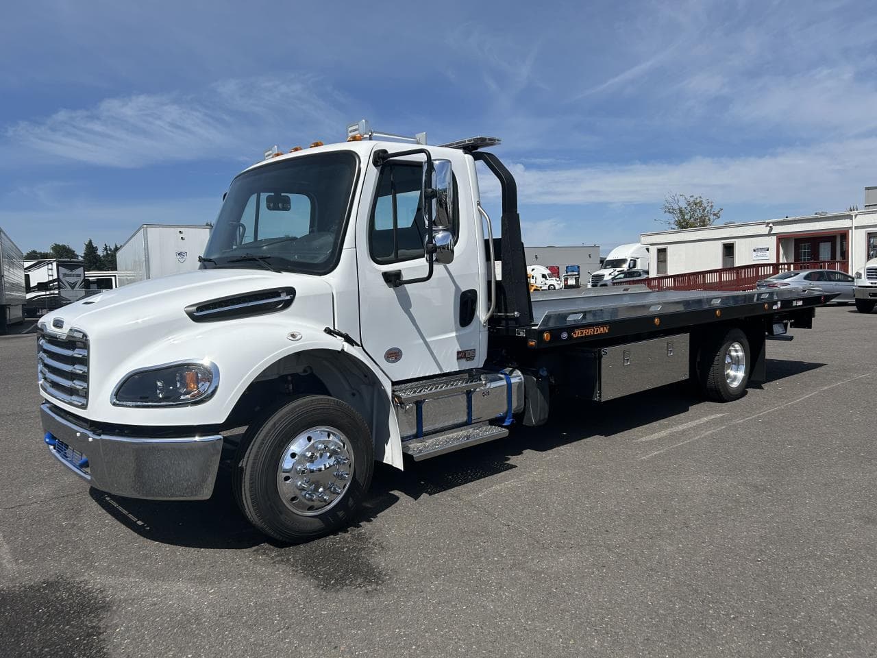 2025 Freightliner M2 106 — photo 2