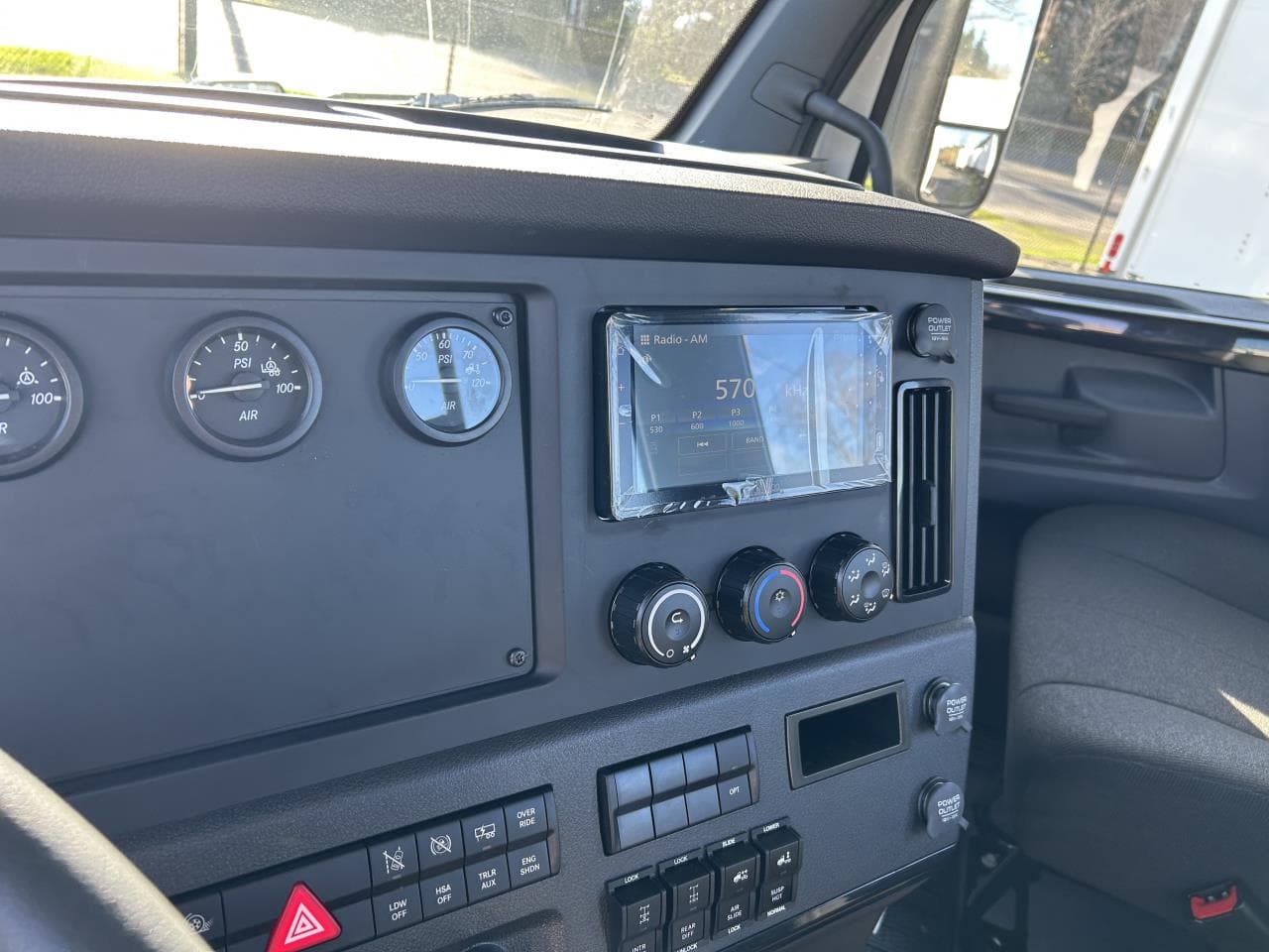 2025 Freightliner Cascadia — photo 6