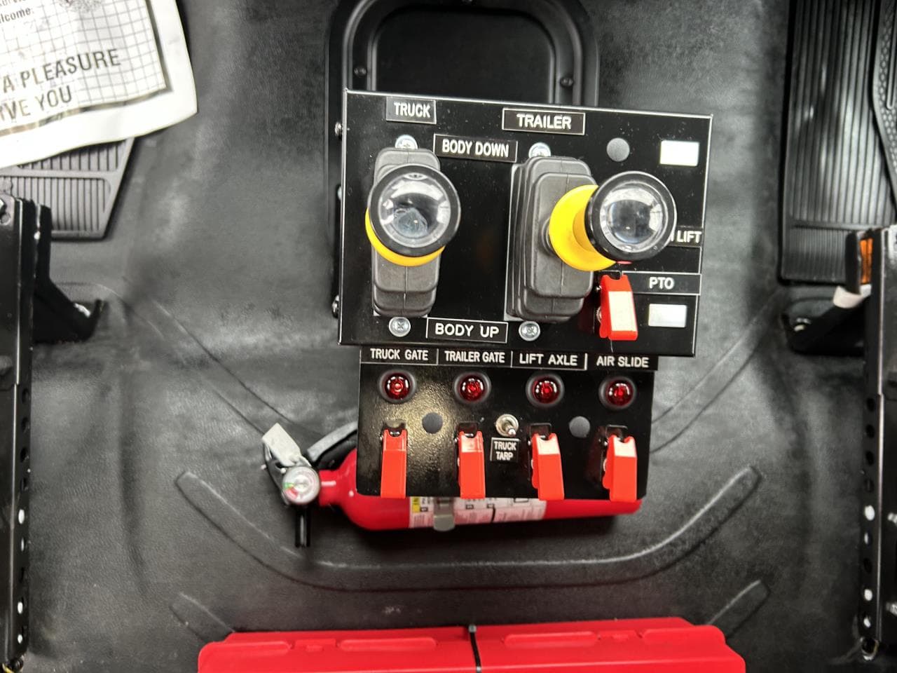 2025 Freightliner 114SD — photo 9