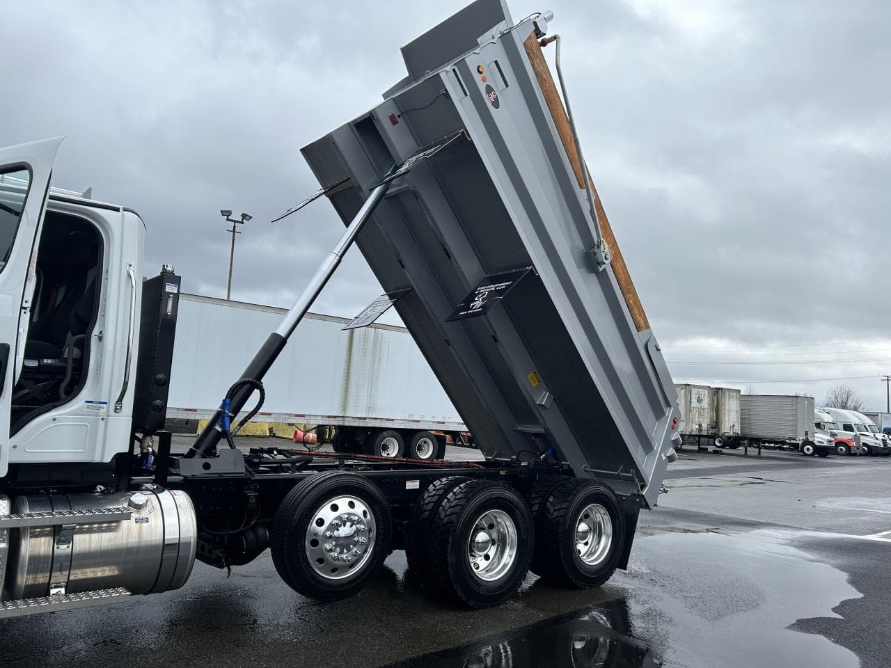 2025 Freightliner 114SD — photo 7