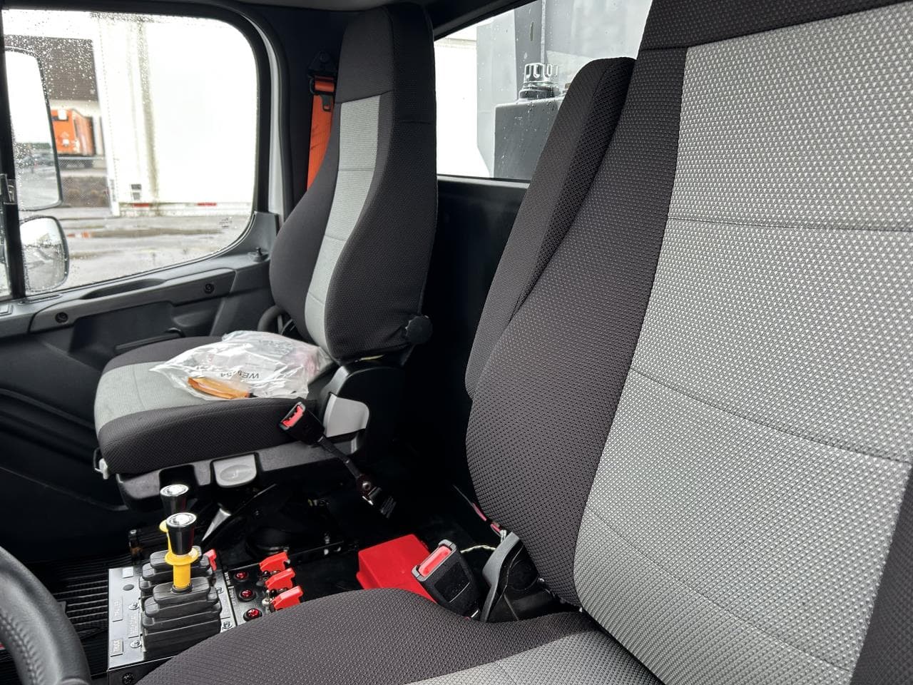 2025 Freightliner 114SD — photo 8