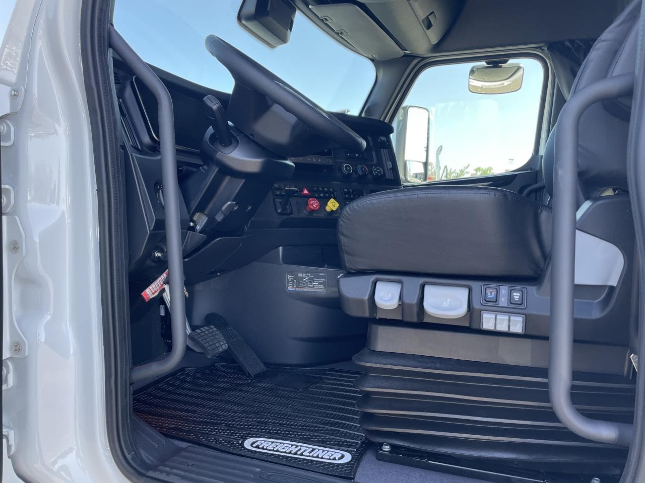 2026 Freightliner Cascadia — photo 4
