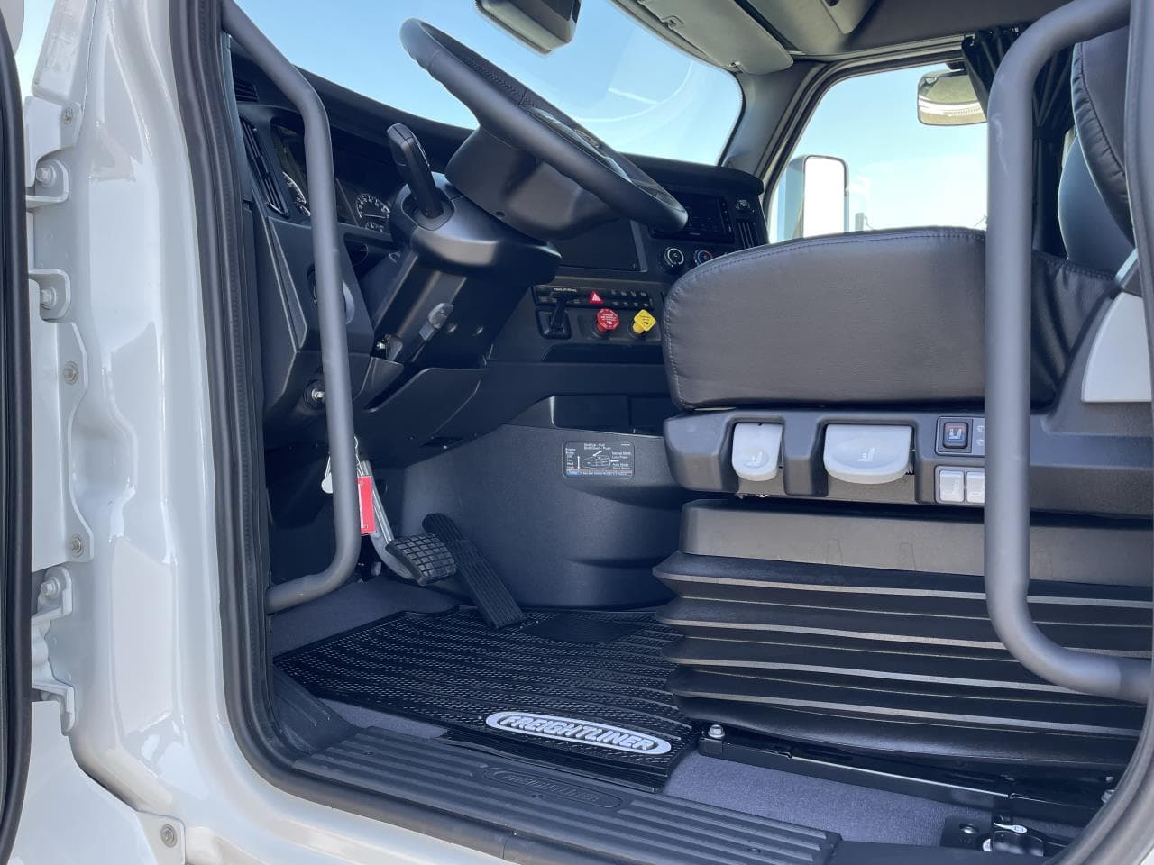 2026 Freightliner Cascadia — photo 6