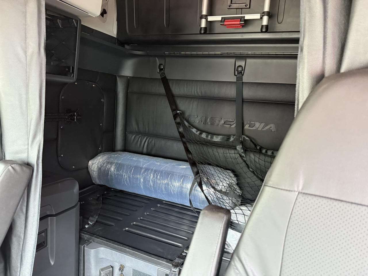 2026 Freightliner Cascadia — photo 8