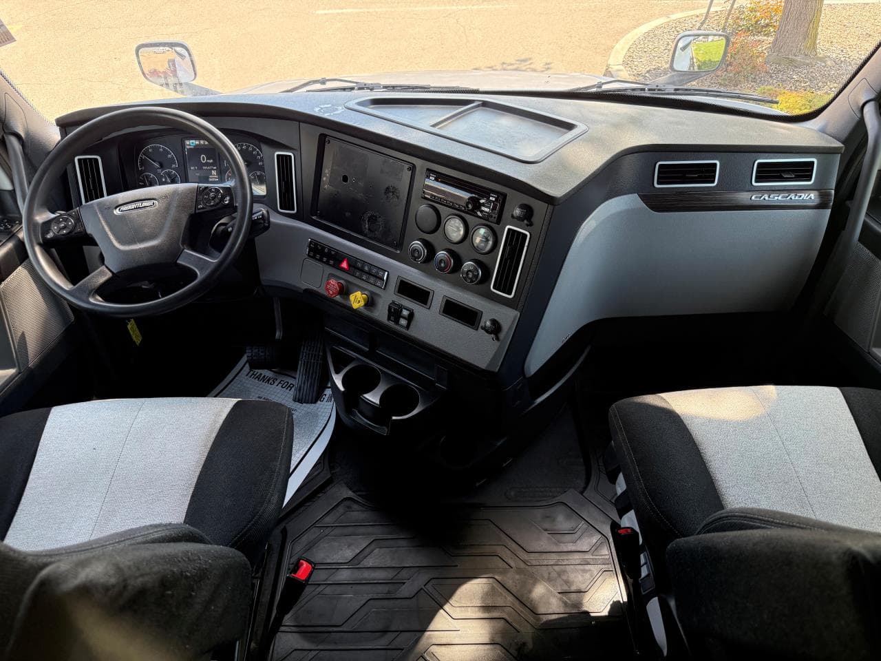 2020 Freightliner Cascadia — photo 9