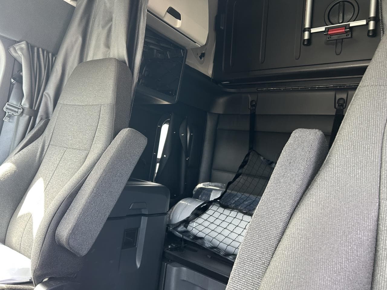 2027 Freightliner Cascadia — photo 8