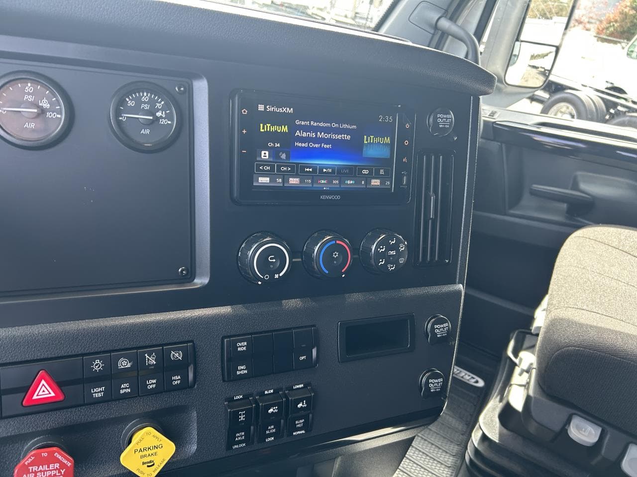 2027 Freightliner Cascadia — photo 9