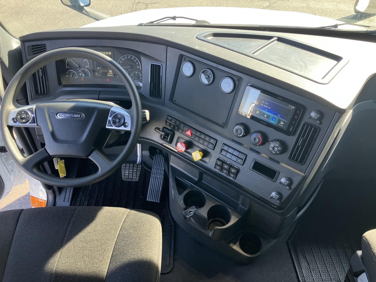 2027 Freightliner Cascadia — photo 9
