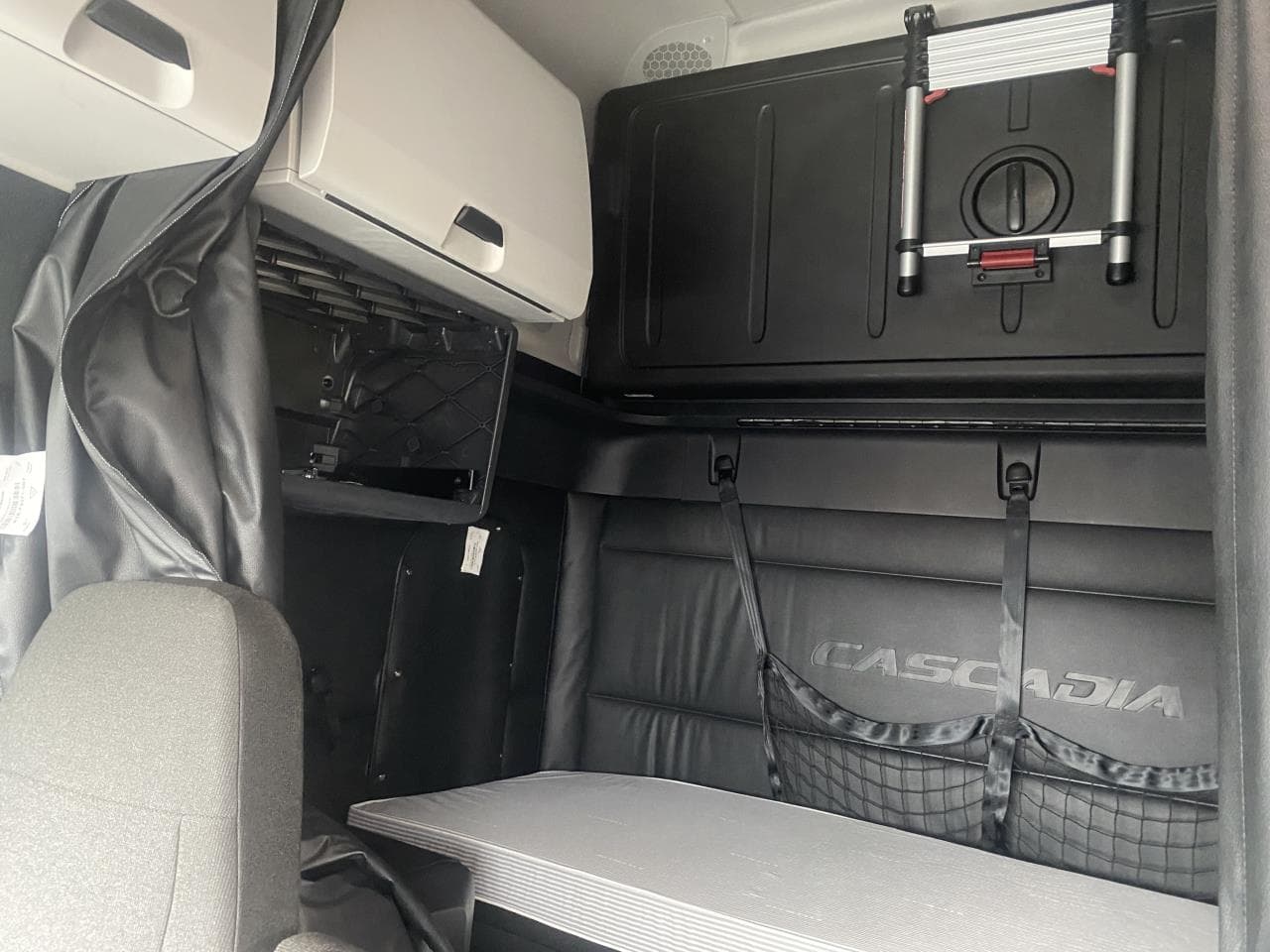 2027 Freightliner Cascadia — photo 10