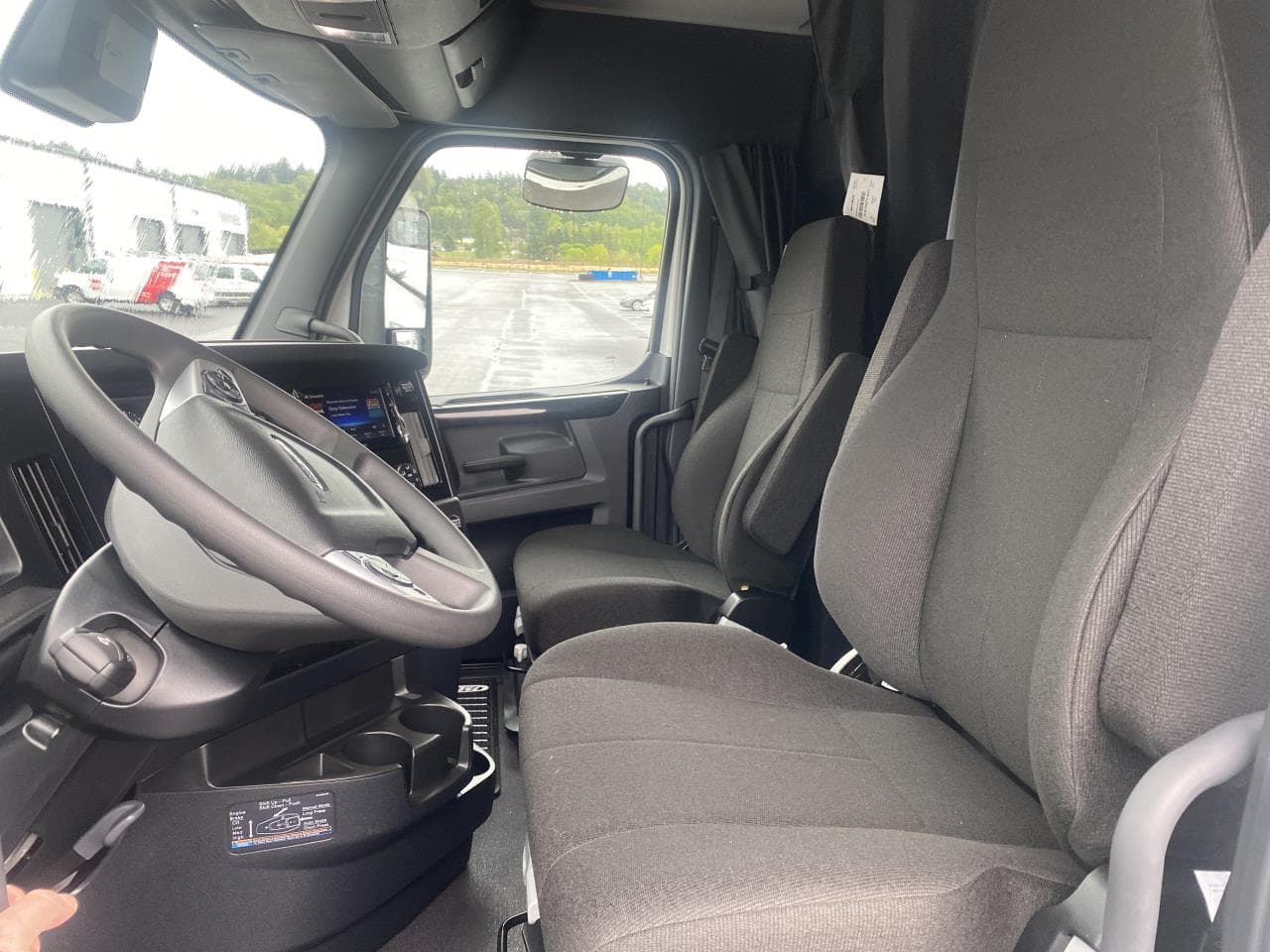 2027 Freightliner Cascadia — photo 8