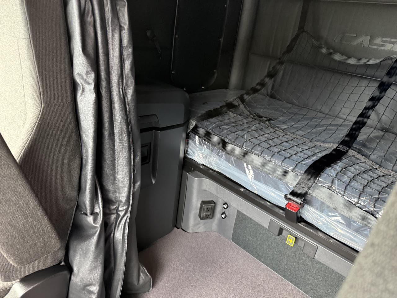 2027 Freightliner Cascadia — photo 10