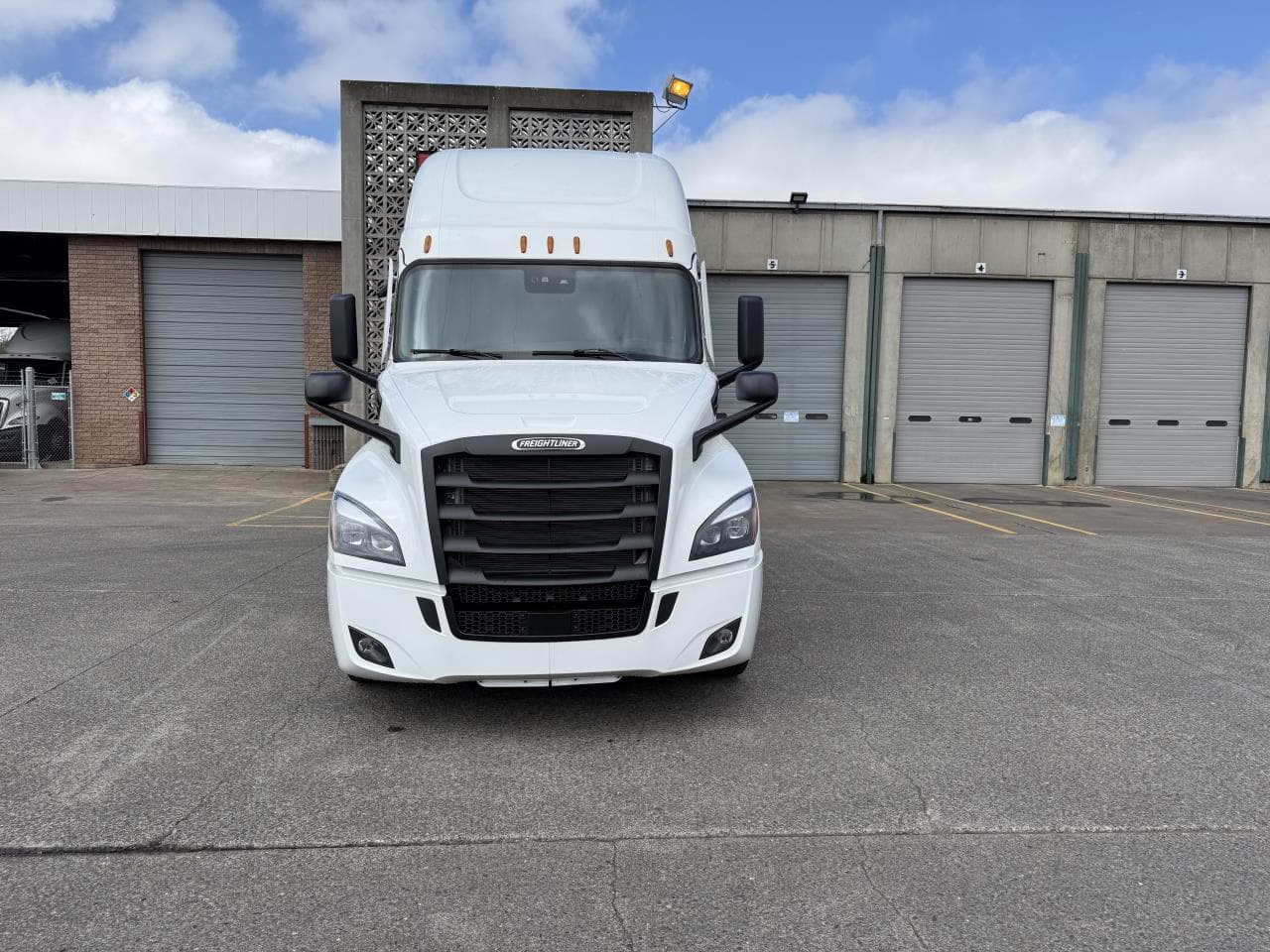2027 Freightliner Cascadia — photo 2