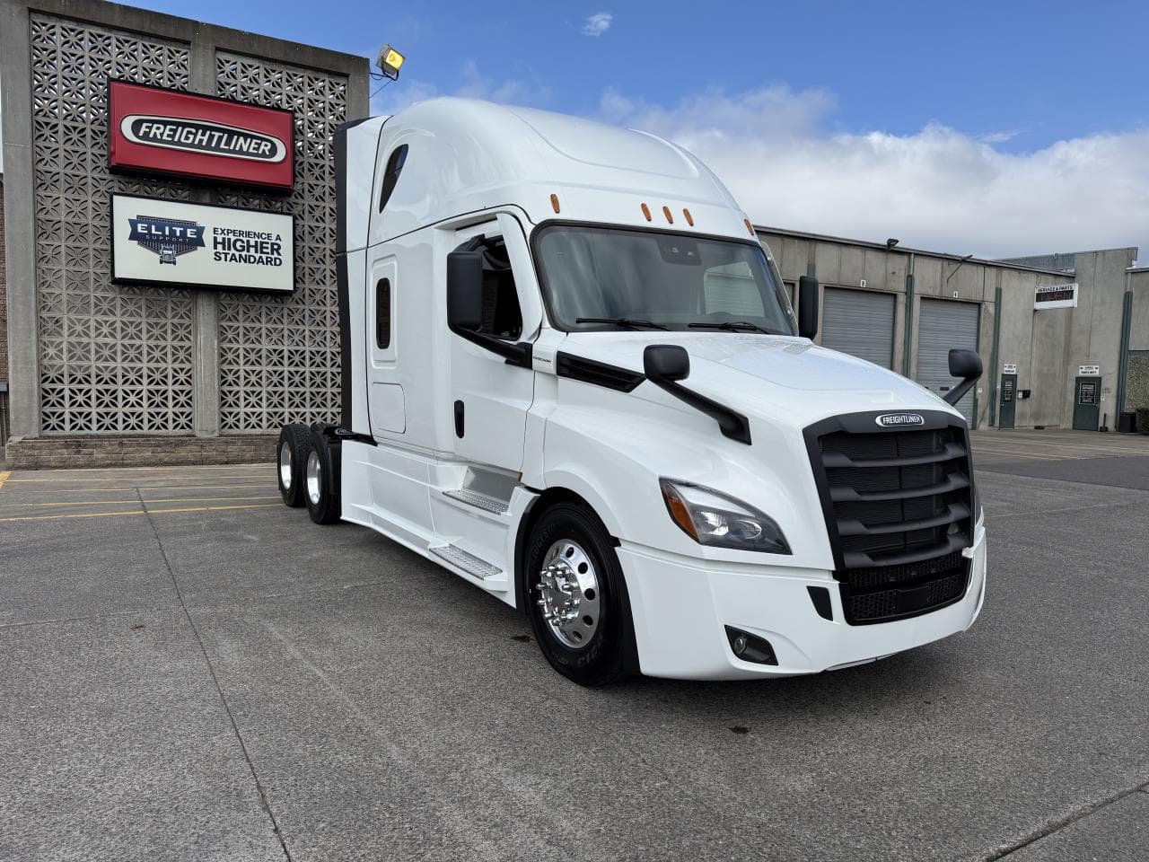 2027 Freightliner Cascadia — photo 3