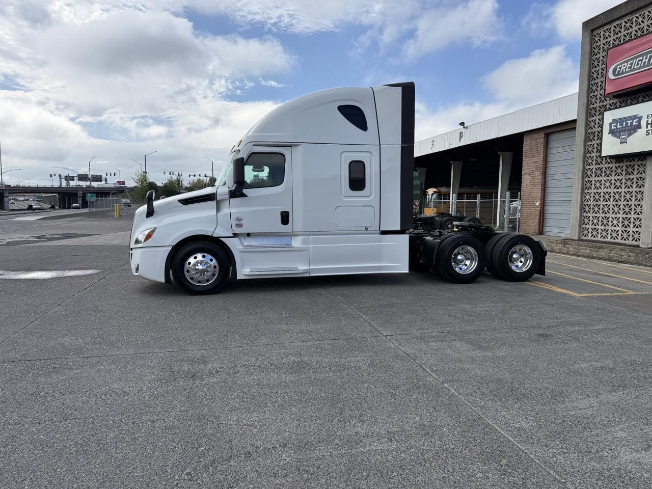 2027 Freightliner Cascadia — photo 6
