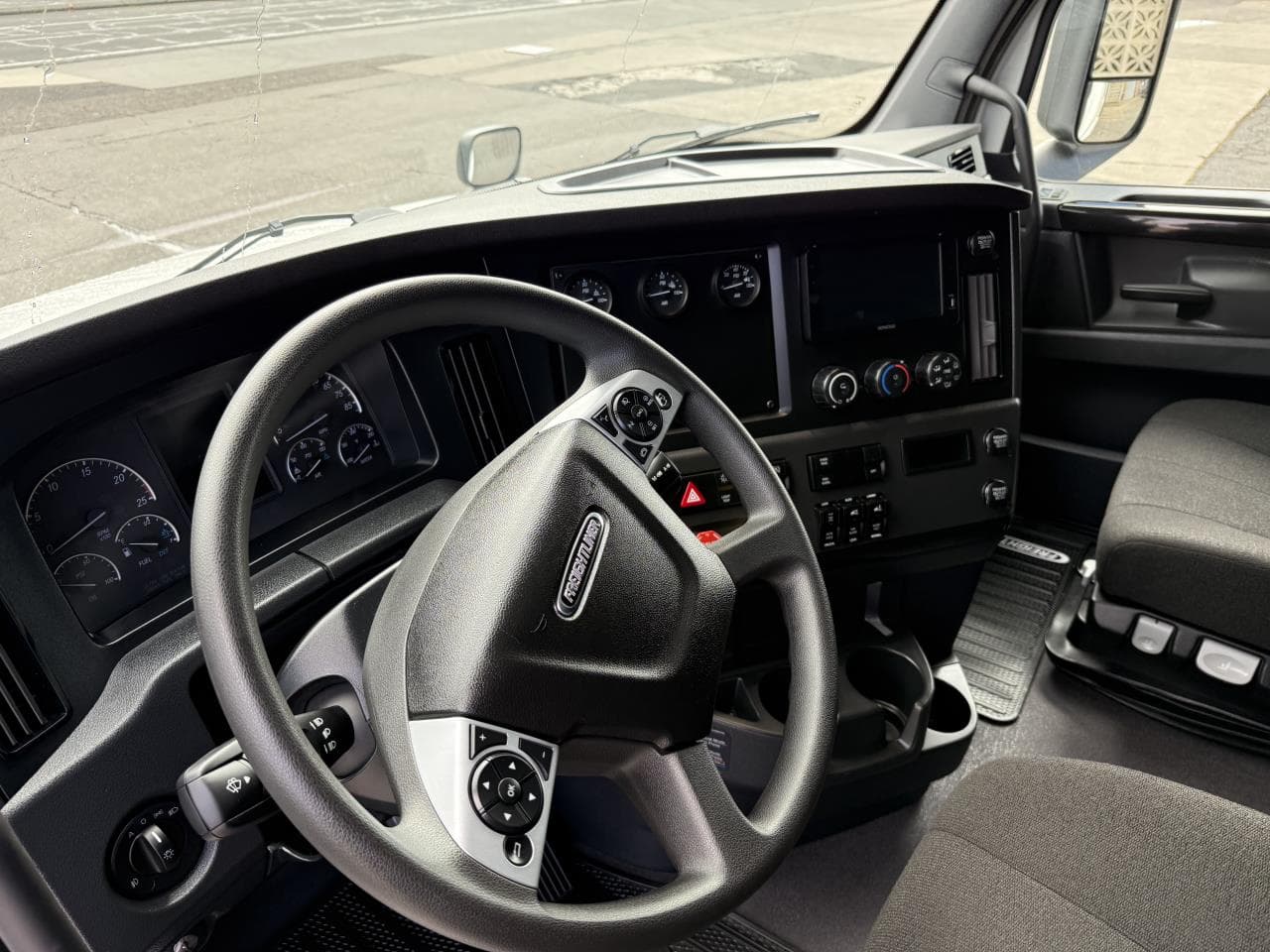 2027 Freightliner Cascadia — photo 7