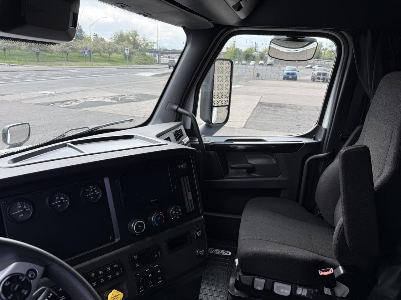 2027 Freightliner Cascadia — photo 8