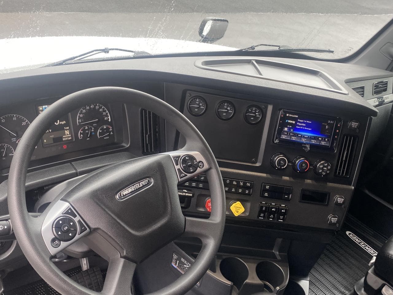 2027 Freightliner Cascadia — photo 8