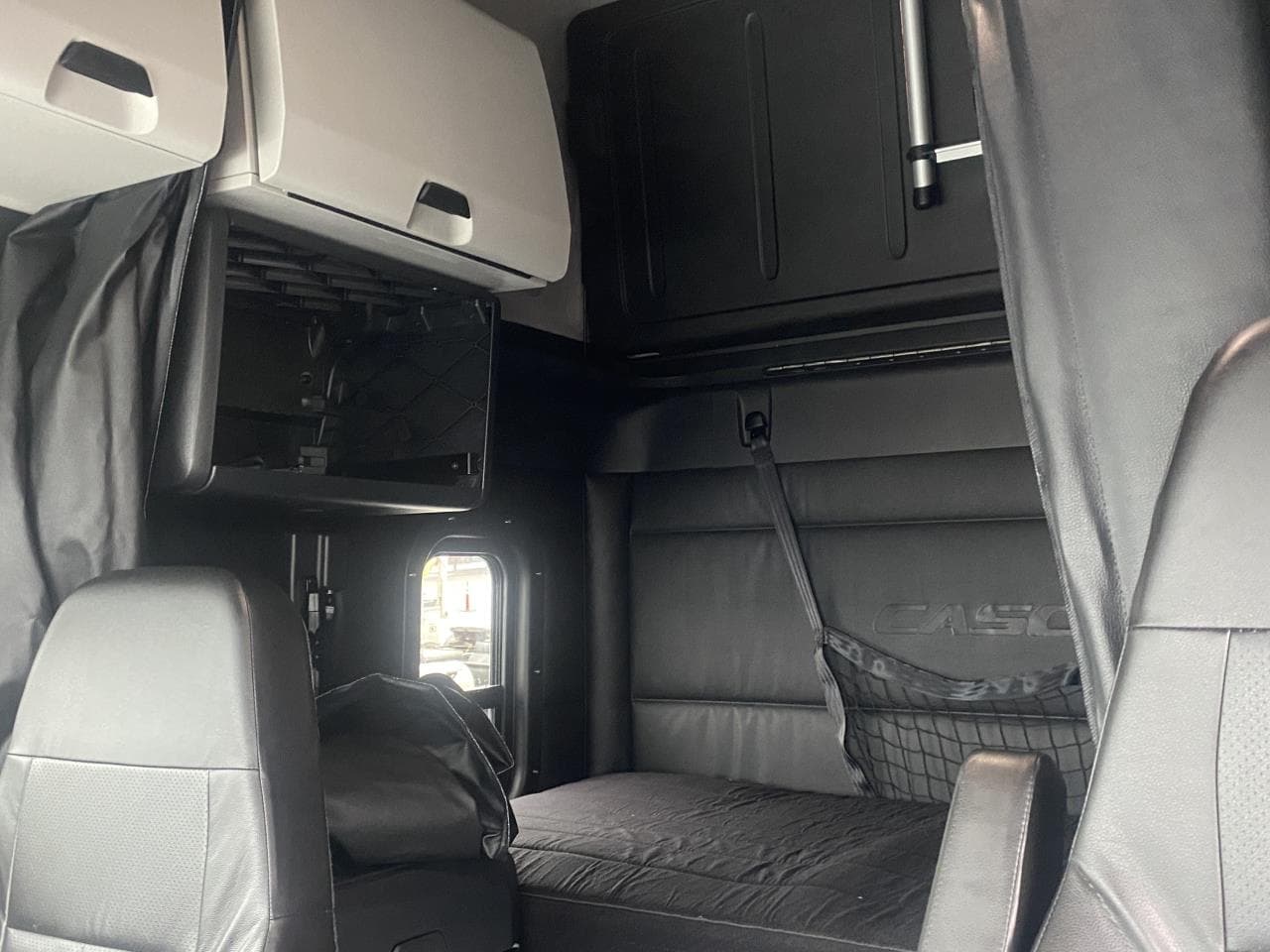 2027 Freightliner Cascadia — photo 9