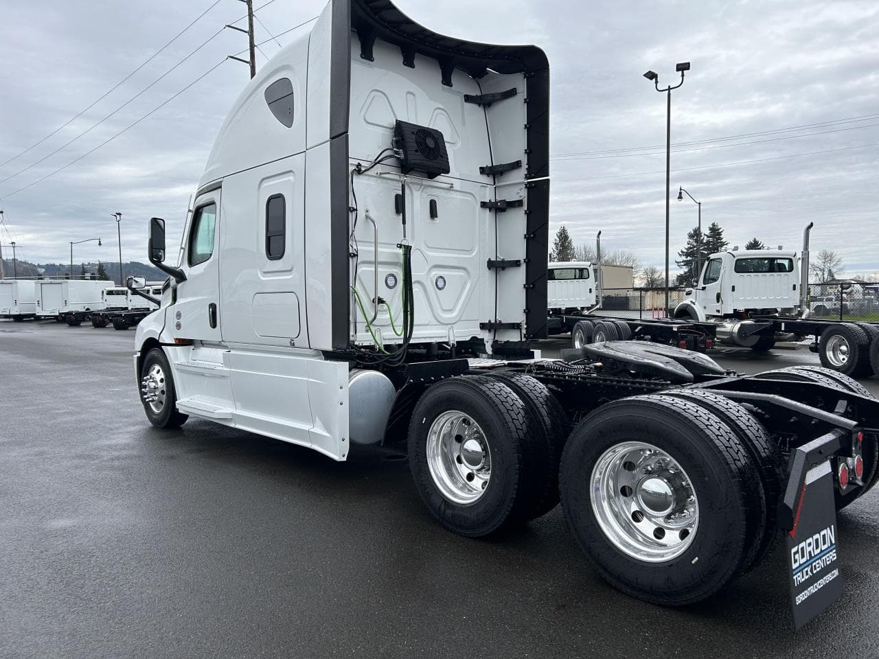 2027 Freightliner Cascadia — photo 2