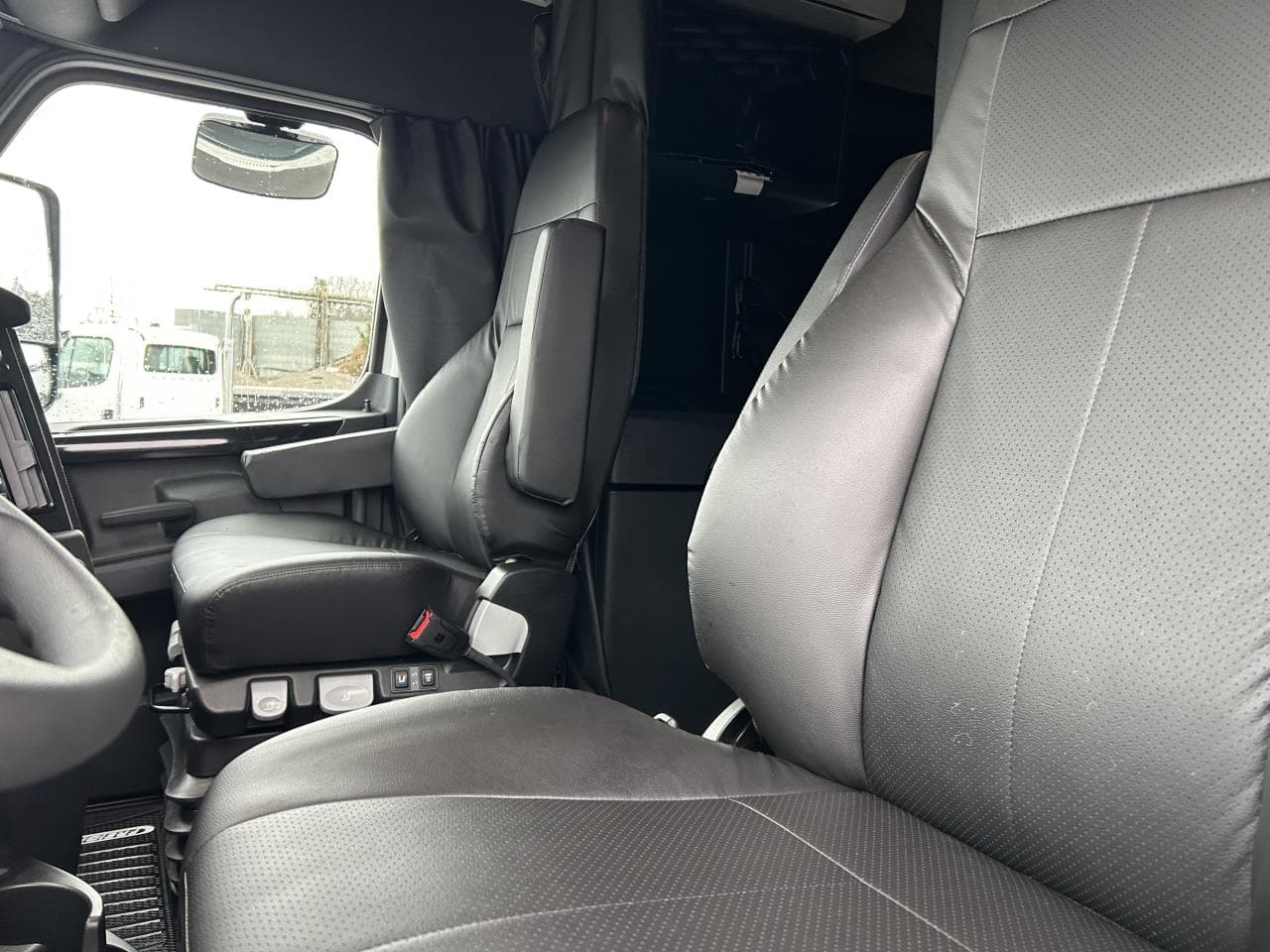 2027 Freightliner Cascadia — photo 7