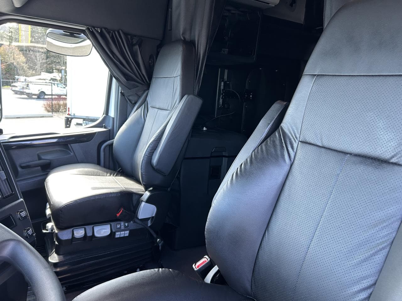 2027 Freightliner Cascadia — photo 7