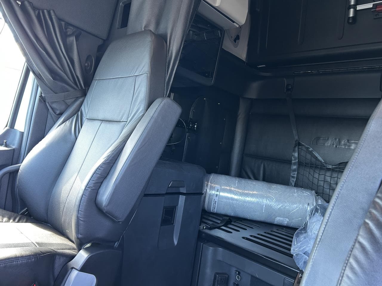 2027 Freightliner Cascadia — photo 8