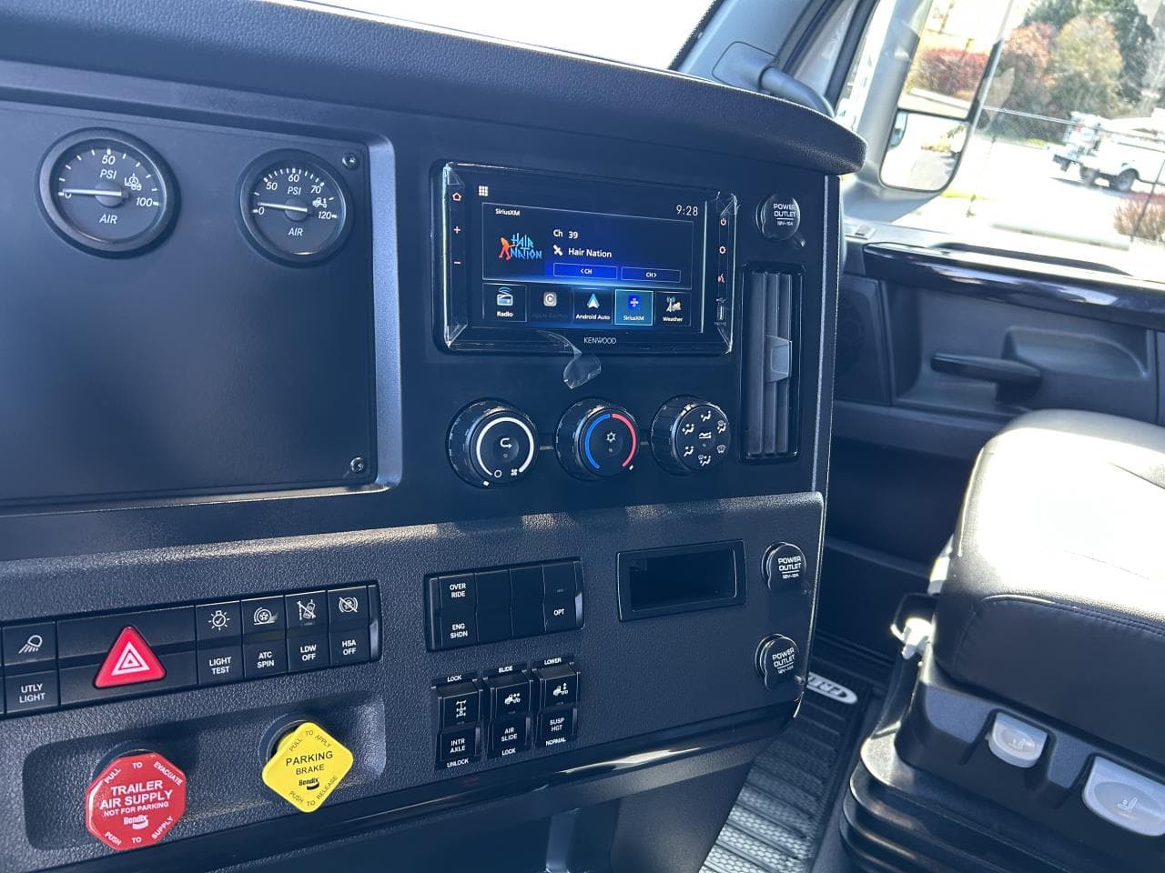 2027 Freightliner Cascadia — photo 9