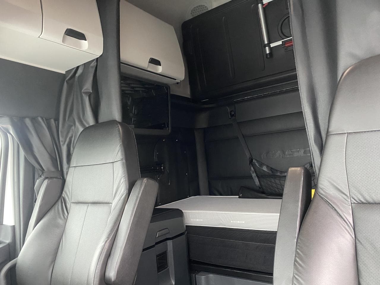 2027 Freightliner Cascadia — photo 10