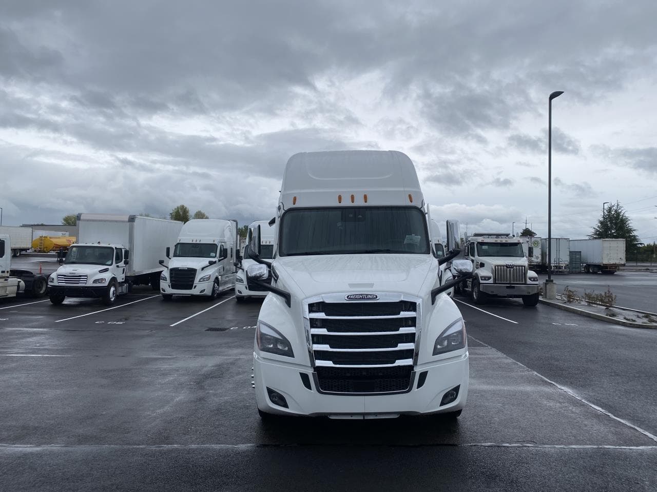 2027 Freightliner Cascadia — photo 2