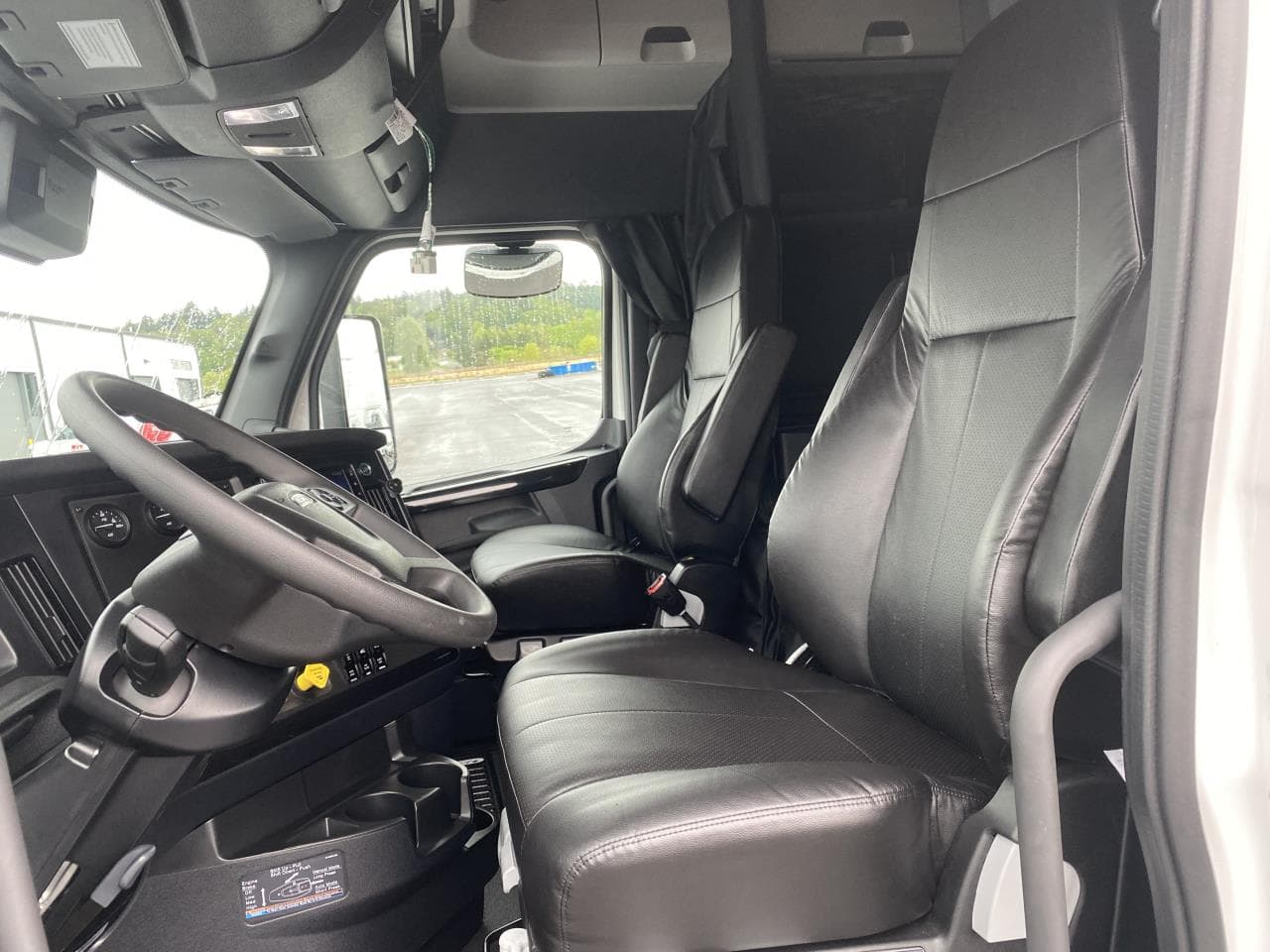 2027 Freightliner Cascadia — photo 8