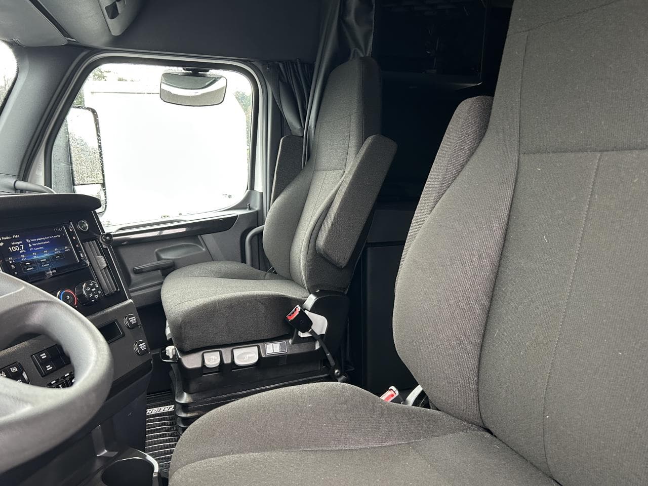 2027 Freightliner Cascadia — photo 7