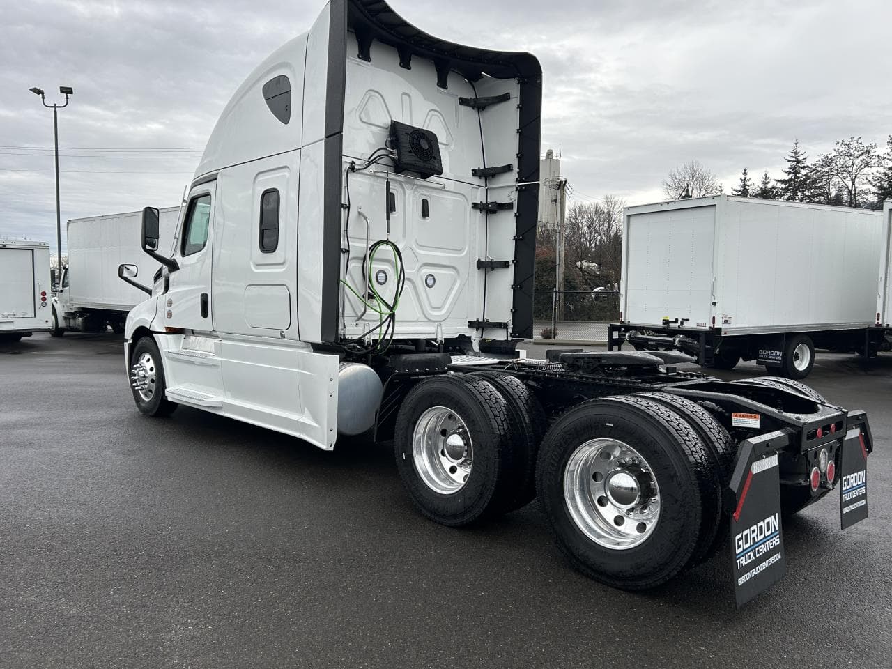 2027 Freightliner Cascadia — photo 2