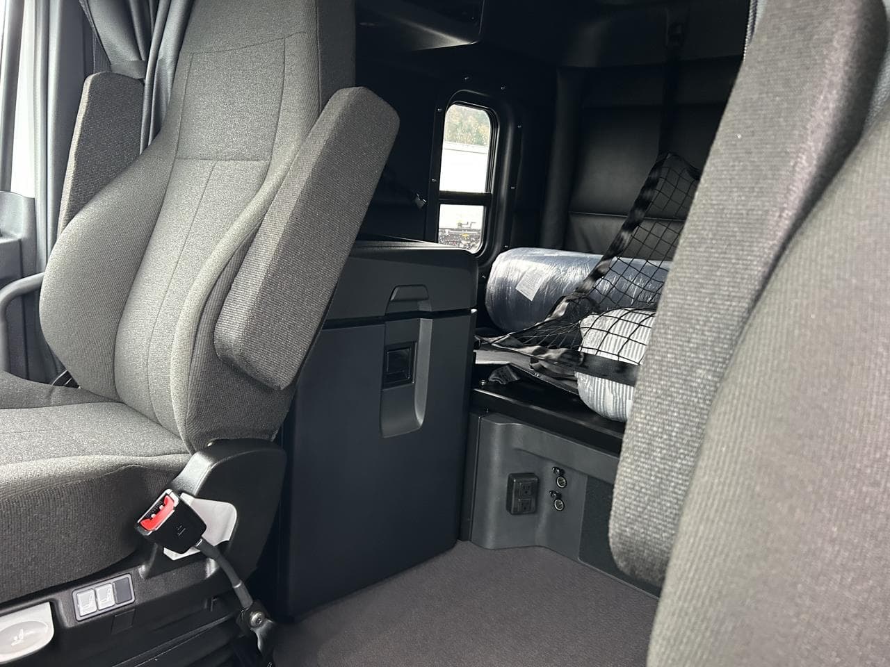 2027 Freightliner Cascadia — photo 8