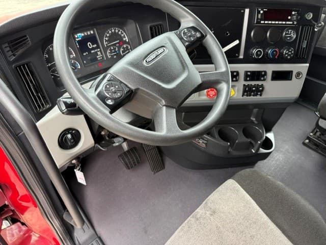 2022 Freightliner Cascadia — photo 4