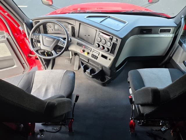 2022 Freightliner Cascadia — photo 8